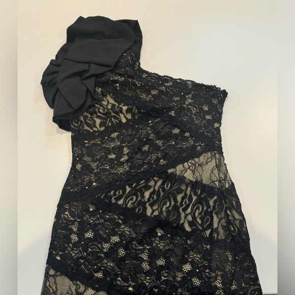 Do & Be one-shoulder lace overlay dress in black and nude frilled puff shoulder - Picture 2 of 11